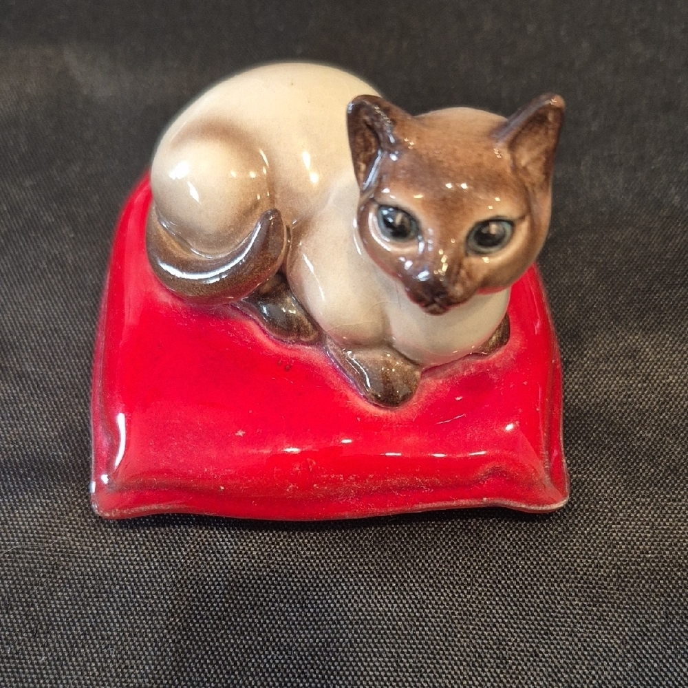 Brad Keeler Vintage Siamese Cat Figurine on Red Cushion Vintage 1950's